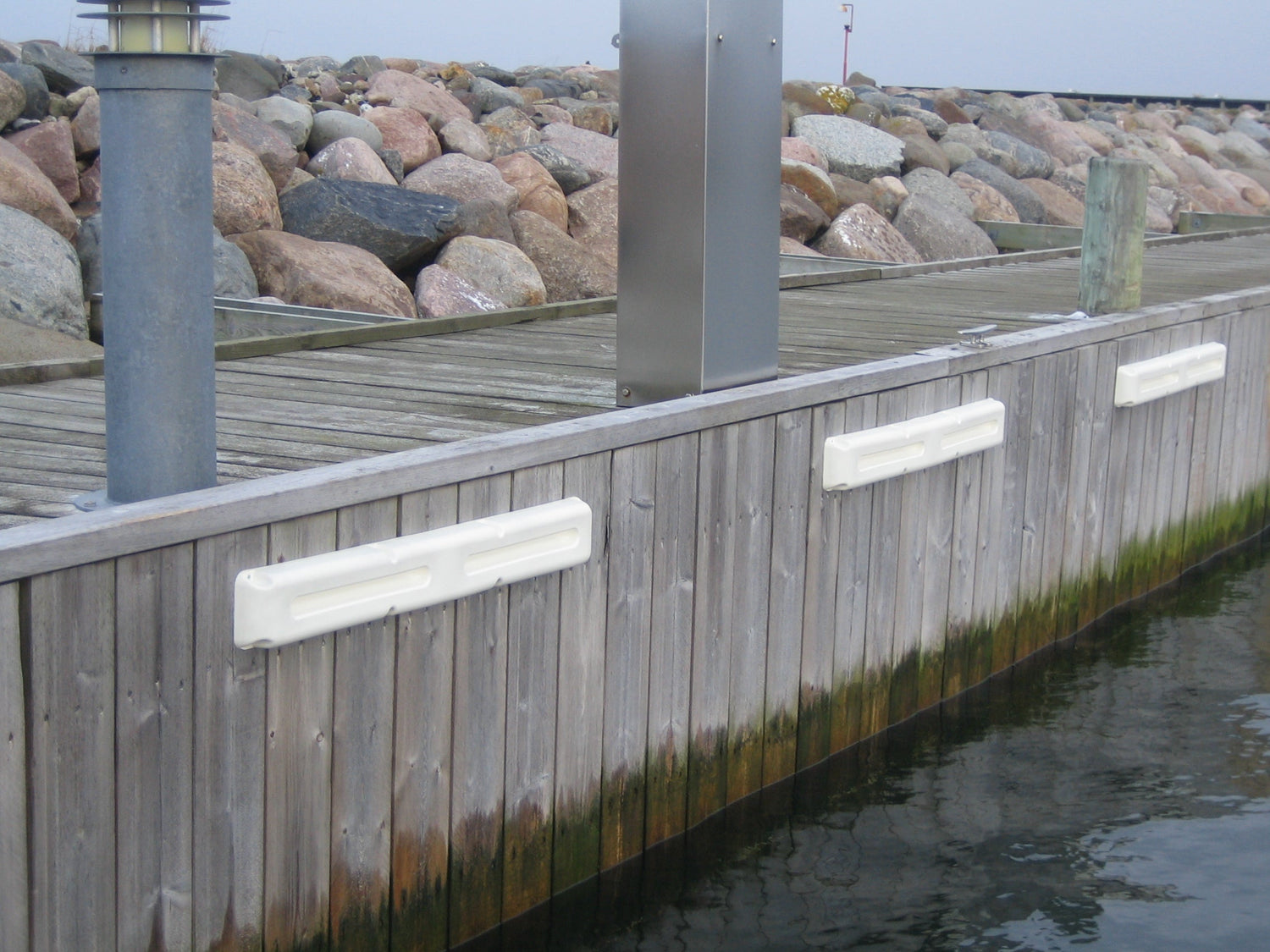 Laiturisuojat, merkkipoijut